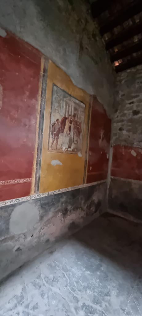V.4.a Pompeii. January 2023. 
Room ‘f’, looking along east wall from doorway. Photo courtesy of Miriam Colomer.