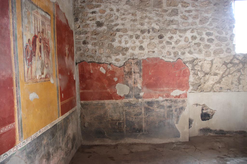 V.4.a Pompeii. October 2023. 
Room ‘f’, looking towards detail of south and east walls in south-east corner. Photo courtesy of Klaus Heese.