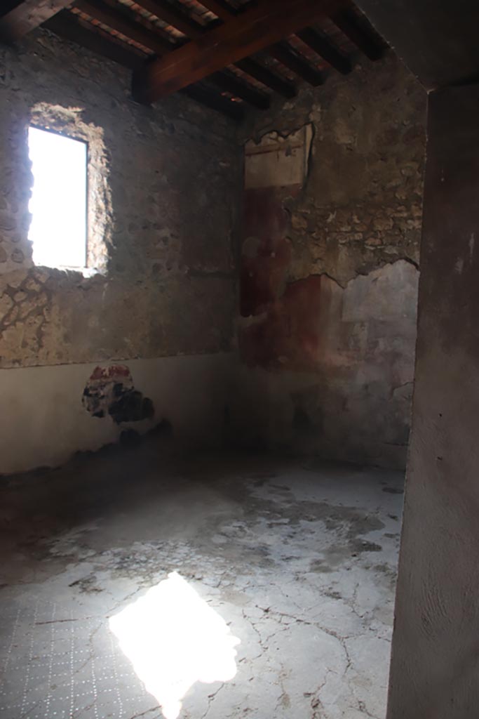 V.4.a Pompeii. October 2023. 
Looking towards south-west corner from doorway. Photo courtesy of Klaus Heese.