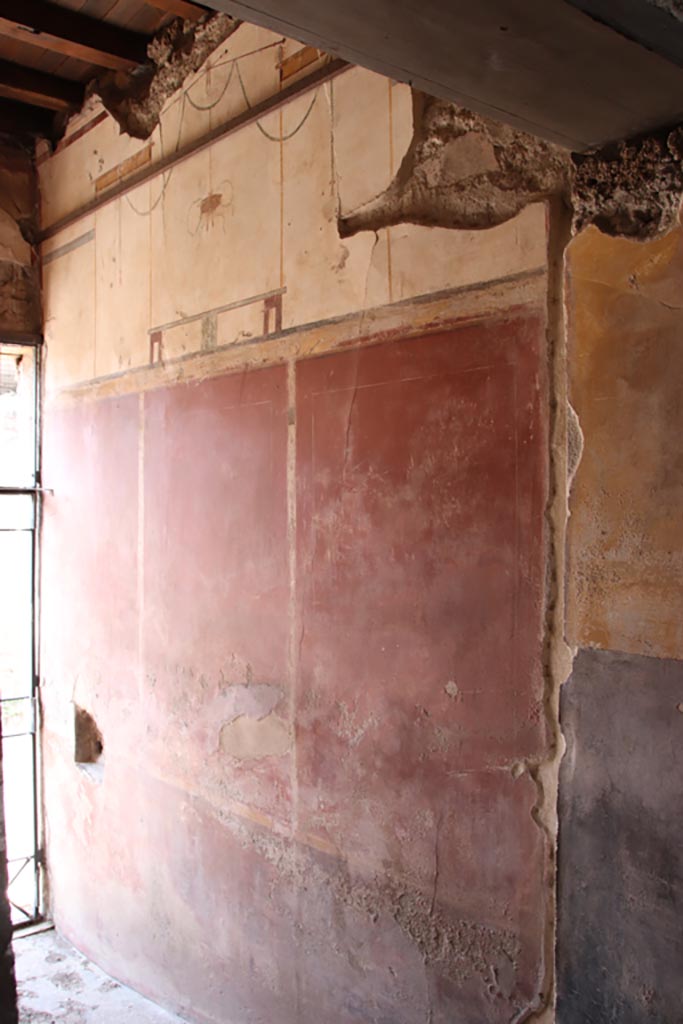 V.4.a Pompeii. October 2023. 
Looking west along north wall of entrance corridor/fauces. Photo courtesy of Klaus Heese.