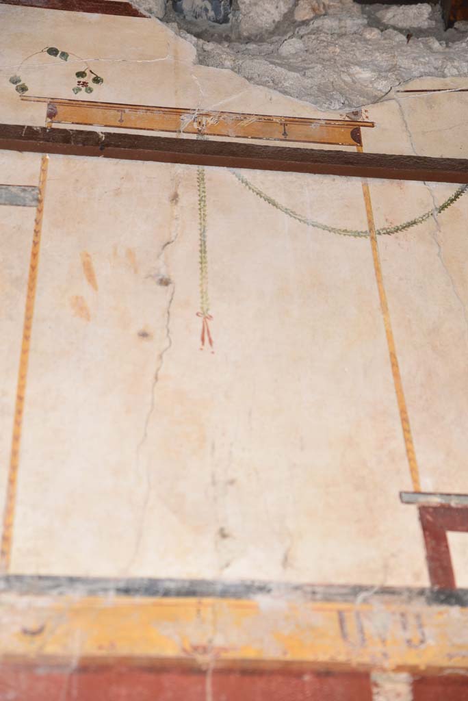 V.4.a Pompeii. March 2018. 
Detail from upper north wall on west side of centre of entrance corridor/fauces.  
Foto Annette Haug, ERC Grant 681269 DÉCOR