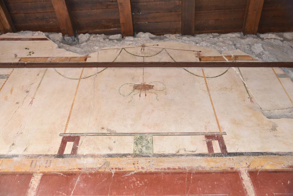 V.4.a Pompeii. March 2018. Detail from centre of upper north wall of entrance corridor/fauces.  
Foto Annette Haug, ERC Grant 681269 DÉCOR