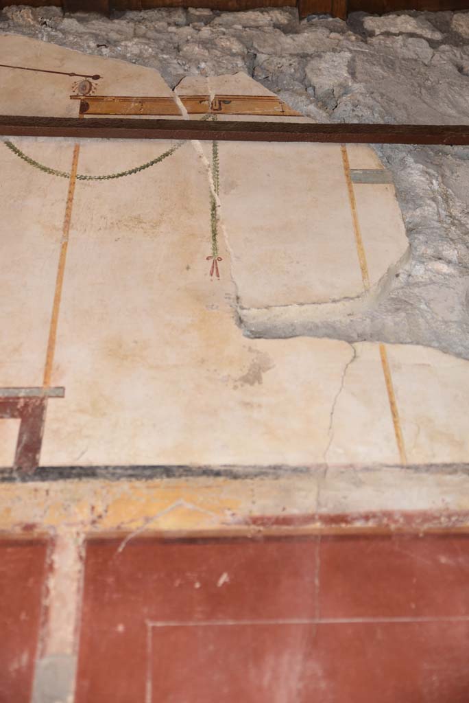 V.4.a Pompeii. March 2018. 
Detail from upper north wall on east side of centre of entrance corridor/fauces.  
Foto Annette Haug, ERC Grant 681269 DÉCOR