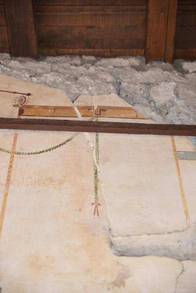 V.4.a Pompeii. March 2018. 
Detail from upper north wall on east side of centre of entrance corridor/fauces.  
Foto Annette Haug, ERC Grant 681269 DÉCOR