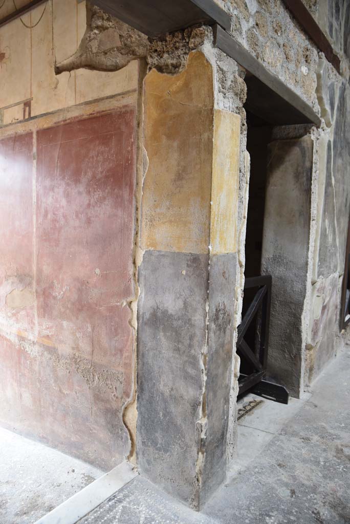V.4.a Pompeii. March 2018. 
Looking west along north wall of entrance corridor/fauces from atrium, with doorway to cubiculum, on right.   
Foto Annette Haug, ERC Grant 681269 DÉCOR