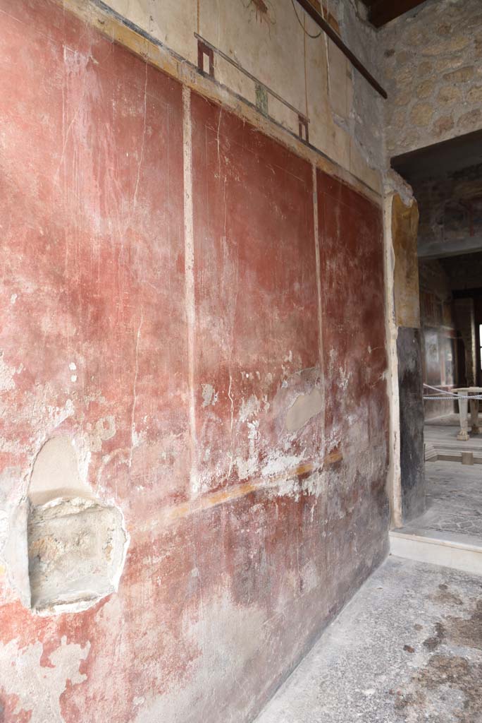 V.4.a Pompeii. March 2018. 
Looking east along north wall of entrance corridor/fauces towards atrium.    
Foto Annette Haug, ERC Grant 681269 DÉCOR