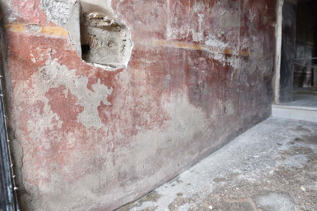 V.4.a Pompeii. March 2018. Looking east along lower north wall of entrance corridor/fauces.    
Foto Annette Haug, ERC Grant 681269 DÉCOR