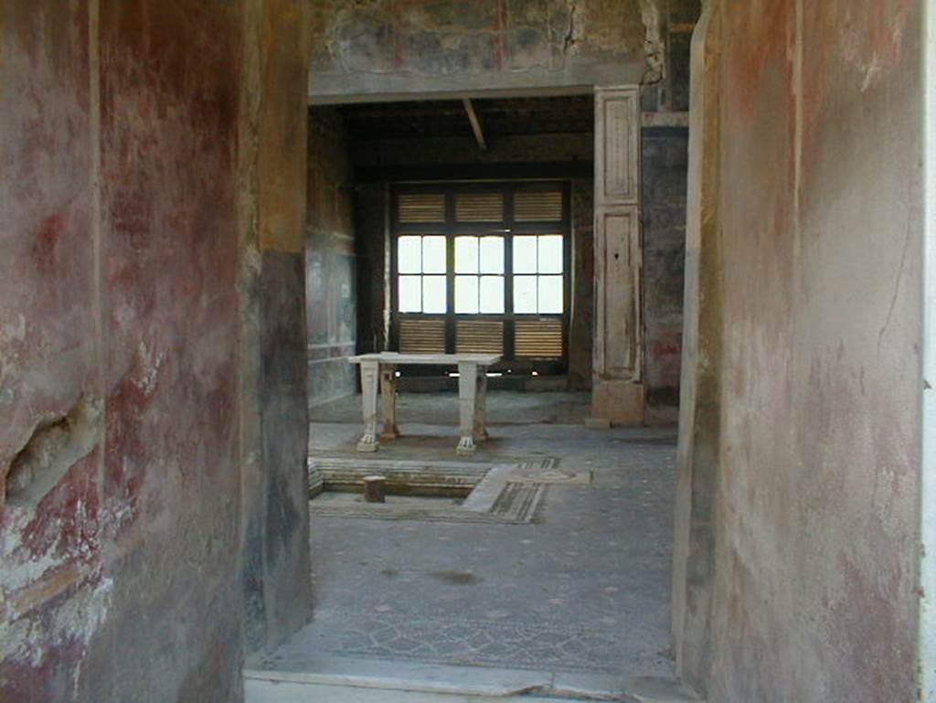V.4.a Pompeii. September 2004.  Looking into atrium from entrance corridor.