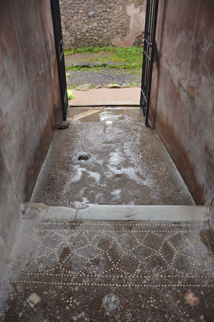 V.4.a Pompeii. March 2018. 
Looking west along entrance corridor/fauces towards entrance doorway, from atrium.  
Foto Annette Haug, ERC Grant 681269 DÉCOR