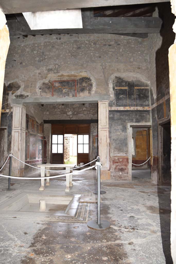 V.4.a Pompeii. March 2018. 
Room ‘b’, looking east from end of entrance corridor, across impluvium in atrium towards tablinum.
Foto Annette Haug, ERC Grant 681269 DÉCOR.