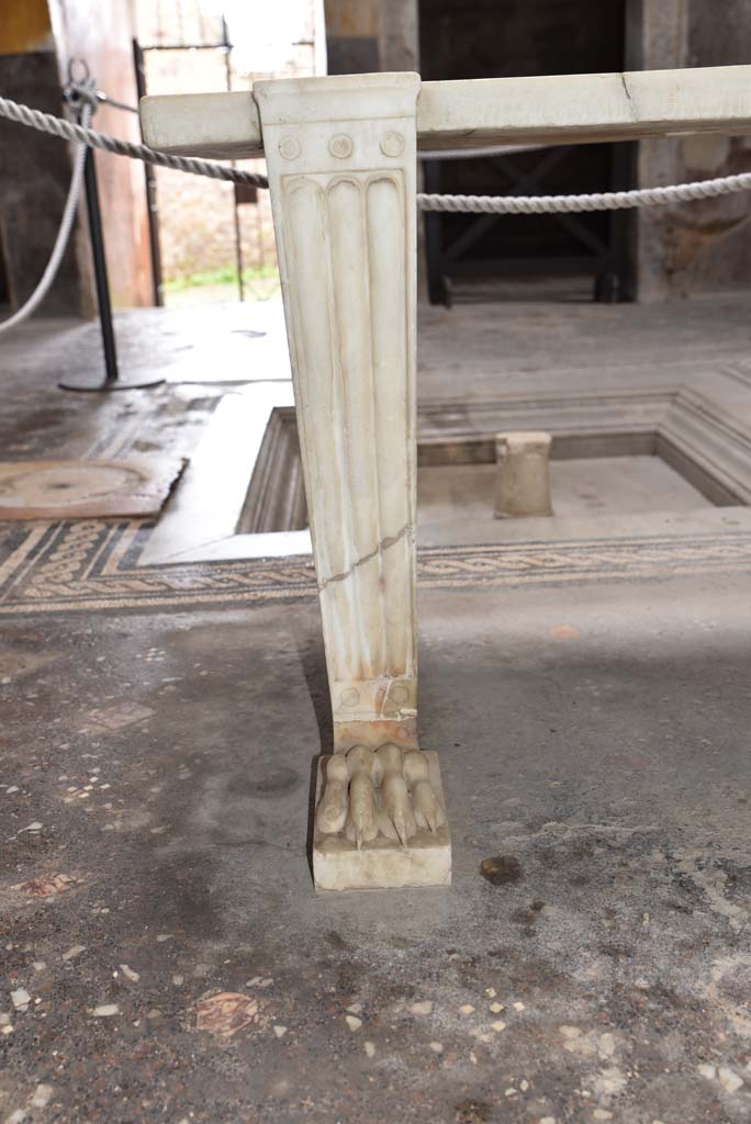 V.4.a Pompeii. March 2018. Detail of marble table leg, looking west.  
Foto Annette Haug, ERC Grant 681269 DÉCOR.