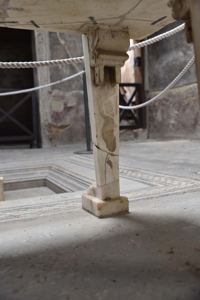 V.4.a Pompeii. March 2018. Detail of table leg below marble table, looking west.  
Foto Annette Haug, ERC Grant 681269 DÉCOR.