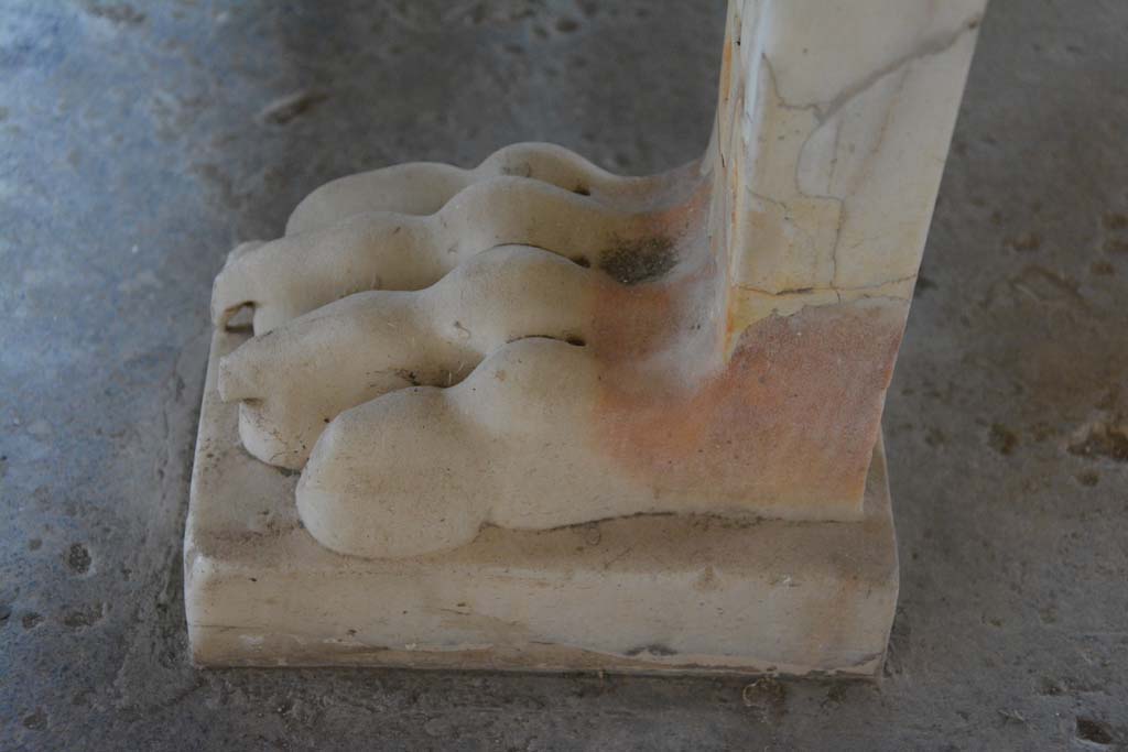V.4.a Pompeii. March 2018. Room ‘b’, detail of claw foot of marble table leg.
Foto Annette Haug, ERC Grant 681269 DÉCOR.