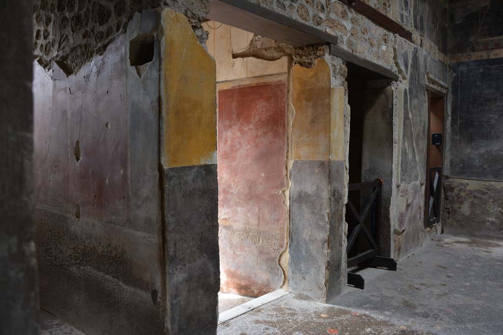 V.4.a Pompeii. March 2018. 
Room ‘b’, west wall of atrium, with room ‘d’, on left, entrance corridor, room ‘c’, and room ‘e’ in north-west corner, on right.
Foto Annette Haug, ERC Grant 681269 DÉCOR.