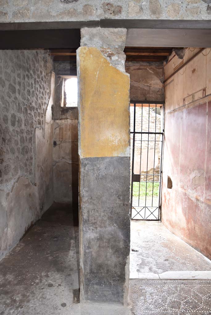 V.4.a Pompeii. March 2018. 
Room ‘b’, wall on west side of atrium between room ‘d’, on left, and entrance corridor/fauces, on right.  
Foto Annette Haug, ERC Grant 681269 DÉCOR.