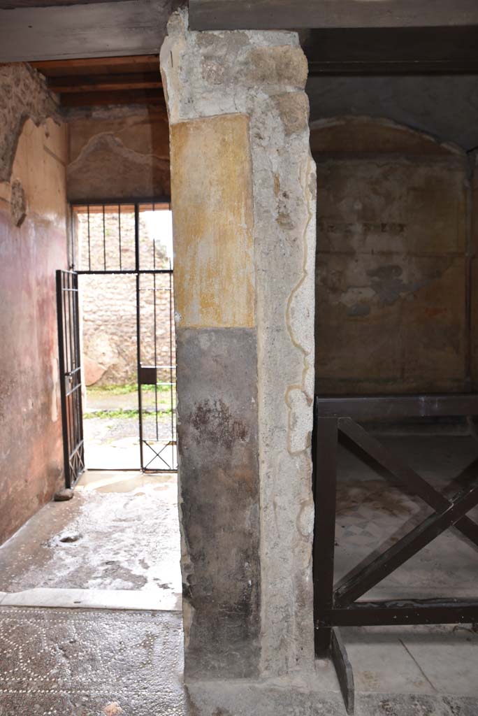 V.4.a Pompeii. March 2018. 
Room ‘b’, wall on west side of atrium between entrance corridor/fauces, on left, and doorway to room ‘c’, on right. 
Foto Annette Haug, ERC Grant 681269 DÉCOR.