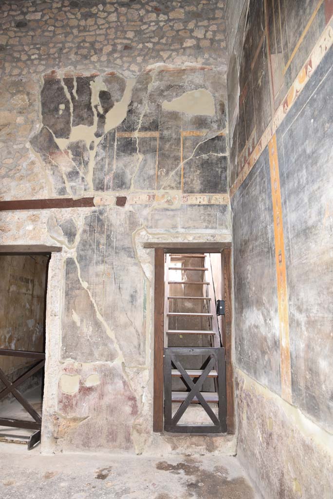 V.4.a Pompeii. March 2018. 
Room ‘b’, north-west corner of atrium, with doorway to room ‘e’, in centre. 
Foto Annette Haug, ERC Grant 681269 DÉCOR.