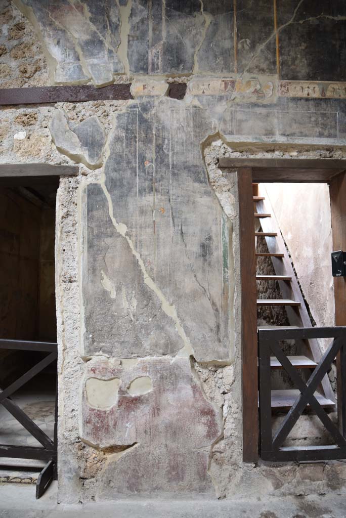 V.4.a Pompeii. March 2018. 
Room ‘b’, west wall between doorways to room ‘c’ and ‘e’ in north-west corner of atrium.   
Foto Annette Haug, ERC Grant 681269 DÉCOR.