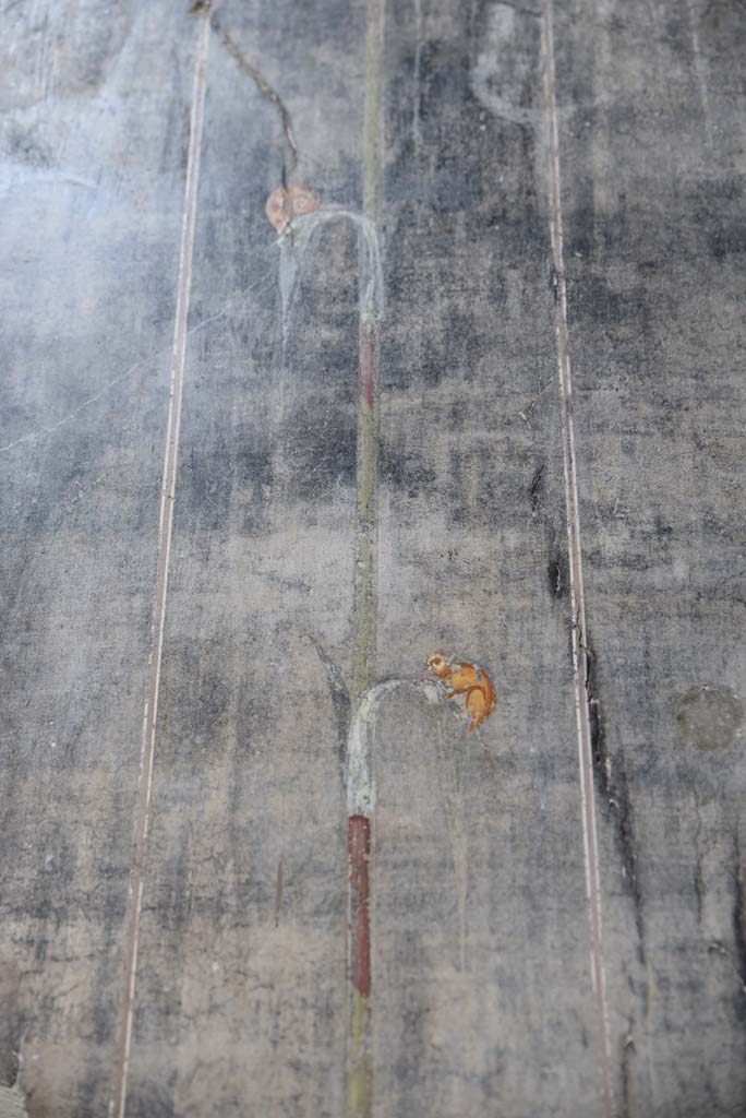 V.4.a Pompeii. March 2018. 
Room ‘b’, detail from painted west wall between doorways to room ‘c’ and ‘e’.    
Foto Annette Haug, ERC Grant 681269 DÉCOR.