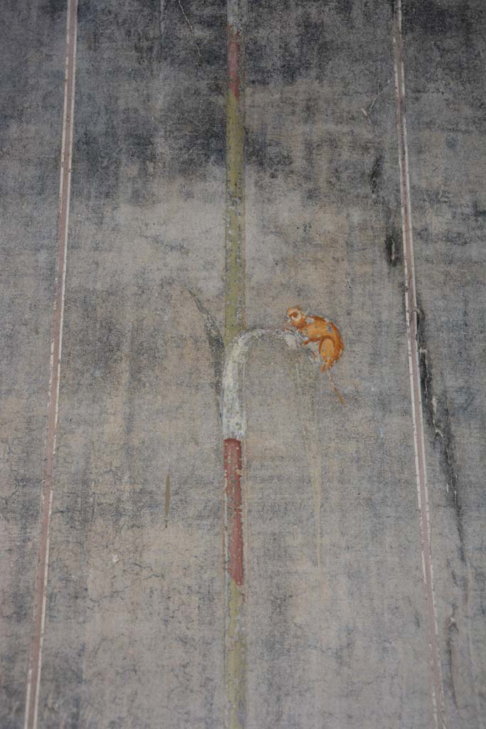V.4.a Pompeii. March 2018. 
Room ‘b’, detail from painted west wall between doorways to room ‘c’ and ‘e’.    
Foto Annette Haug, ERC Grant 681269 DÉCOR.