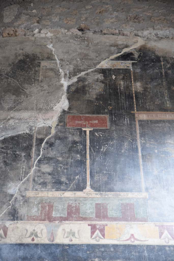 V.4.a Pompeii. March 2018. Room ‘b’, detail from upper north wall in north-west corner.  
Foto Annette Haug, ERC Grant 681269 DÉCOR.