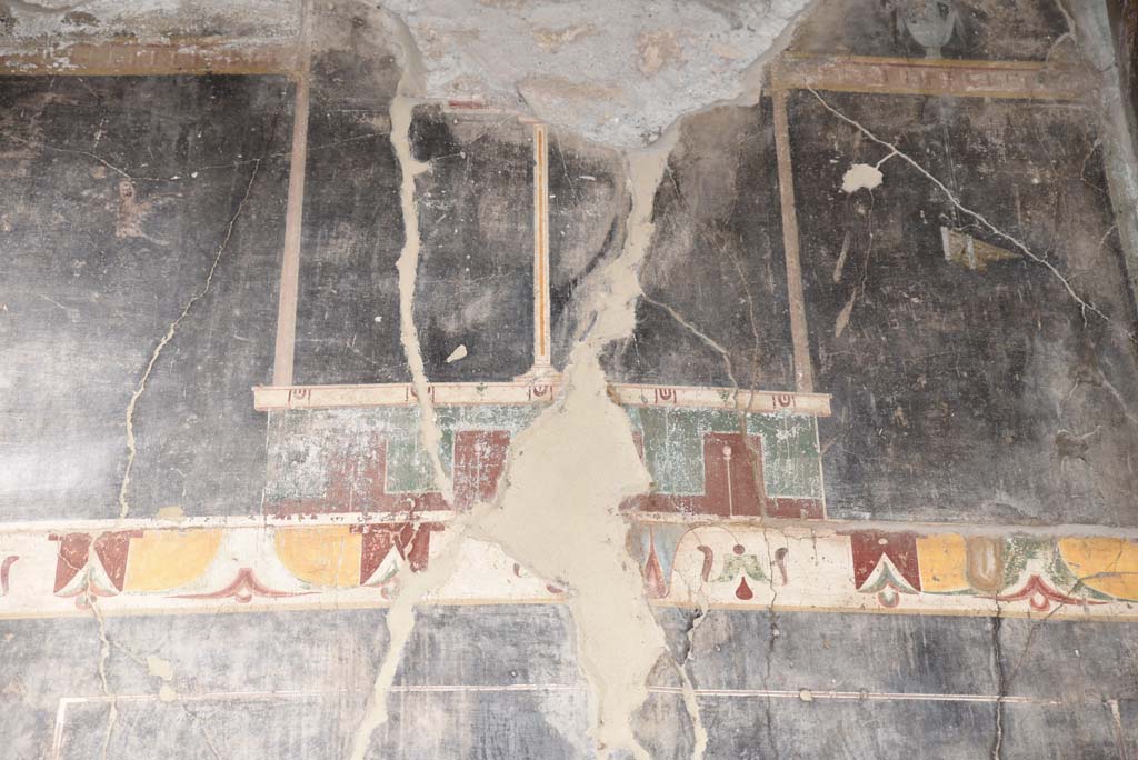 V.4.a Pompeii. March 2018. Room ‘b’, detail from upper north wall in north-east corner.  
Foto Annette Haug, ERC Grant 681269 DÉCOR.