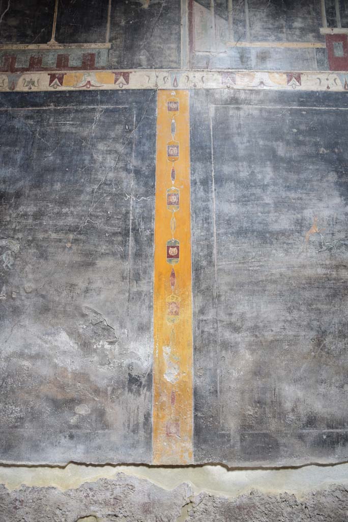 V.4.a Pompeii. March 2018. 
Room ‘b’, separating panel between first and second panels at west end of north wall.   
Foto Annette Haug, ERC Grant 681269 DÉCOR.