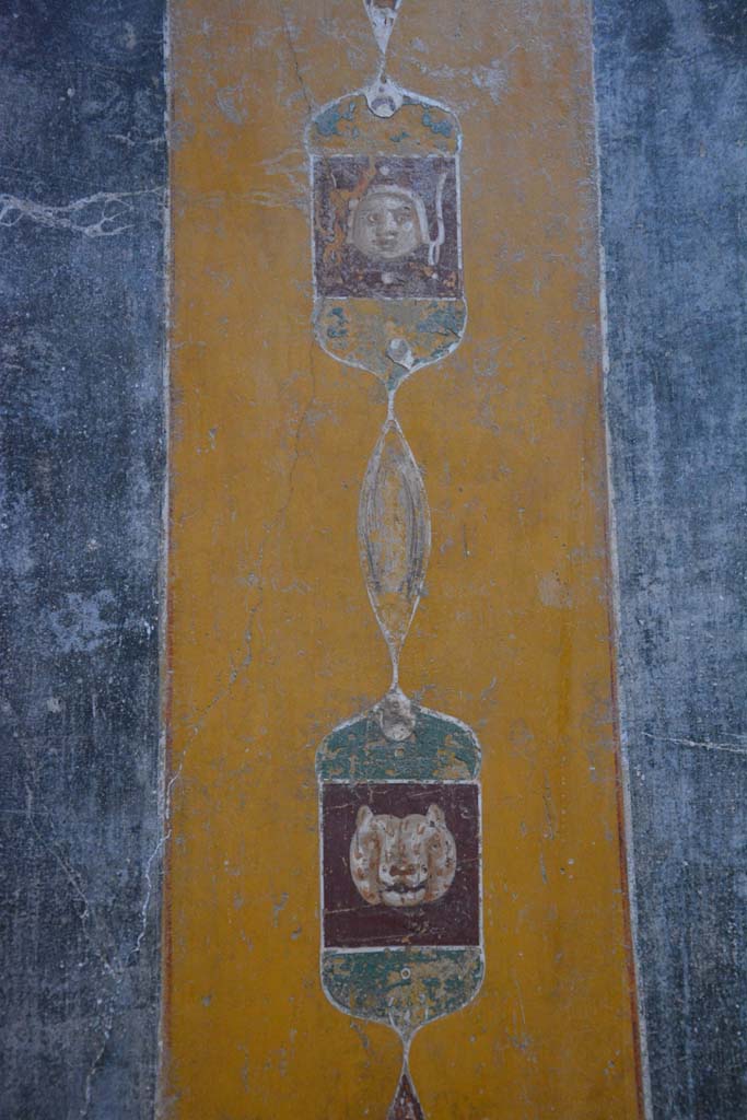 V.4.a Pompeii. March 2018. 
Room ‘b’, detail from separating panel between first and second panels at west end of north wall.   
Foto Annette Haug, ERC Grant 681269 DÉCOR.