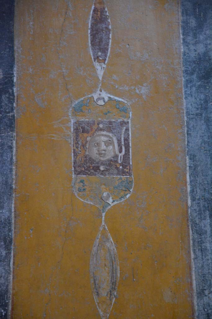 V.4.a Pompeii. March 2018. 
Room ‘b’, detail from separating panel between first and second panels at west end of north wall.   
Foto Annette Haug, ERC Grant 681269 DÉCOR.