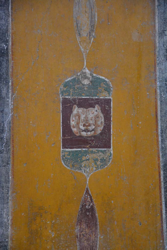 V.4.a Pompeii. March 2018. 
Room ‘b’, detail from separating panel between first and second panels at west end of north wall.   
Foto Annette Haug, ERC Grant 681269 DÉCOR.