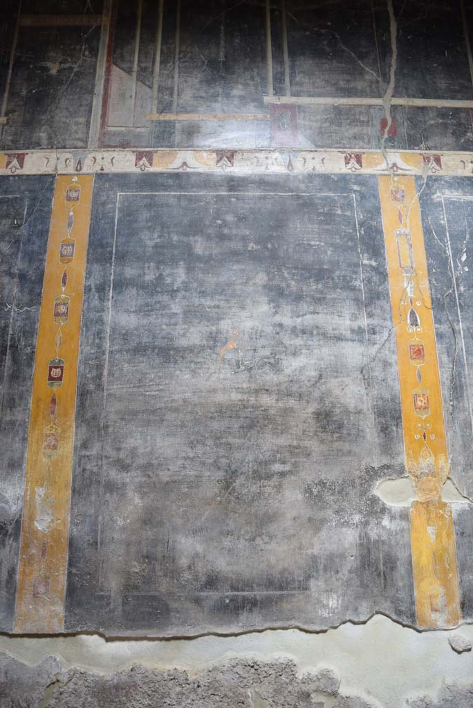 V.4.a Pompeii. March 2018. Room ‘b’, second panel from west side, on lower north wall.  
Foto Annette Haug, ERC Grant 681269 DÉCOR.