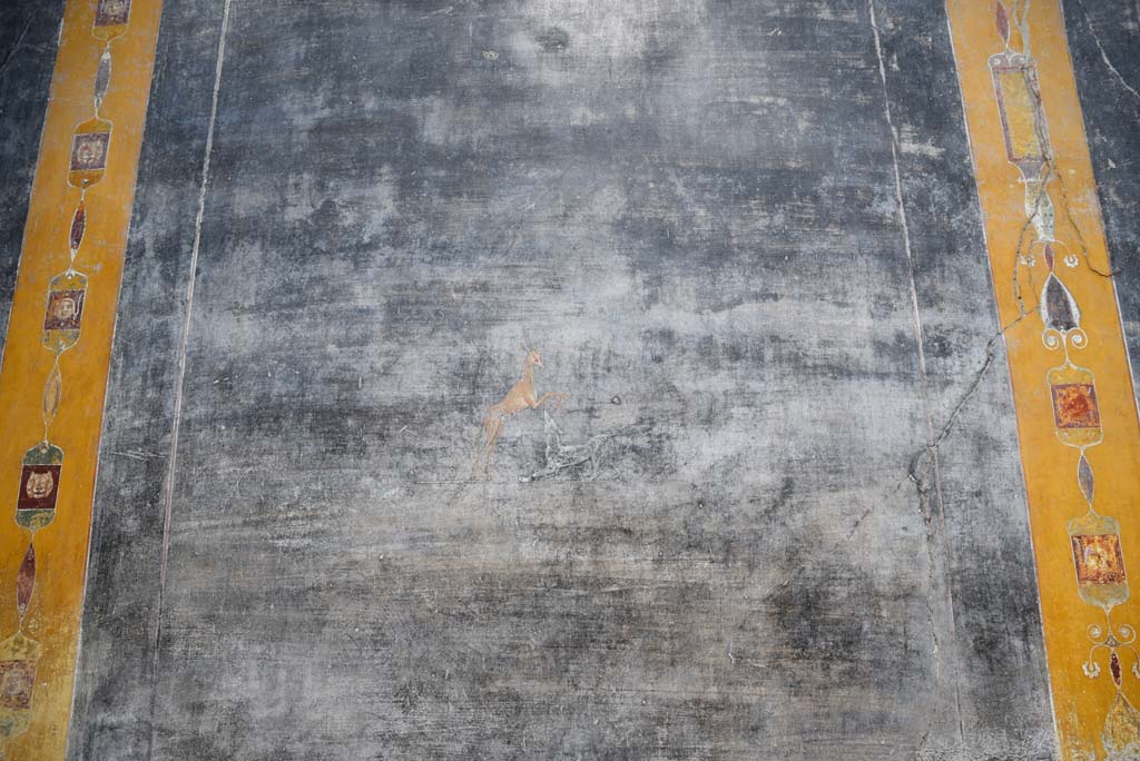 V.4.a Pompeii. March 2018. Room ‘b’, detail of painted deer and dog from centre of second panel from west side on north wall.  
Foto Annette Haug, ERC Grant 681269 DÉCOR.
