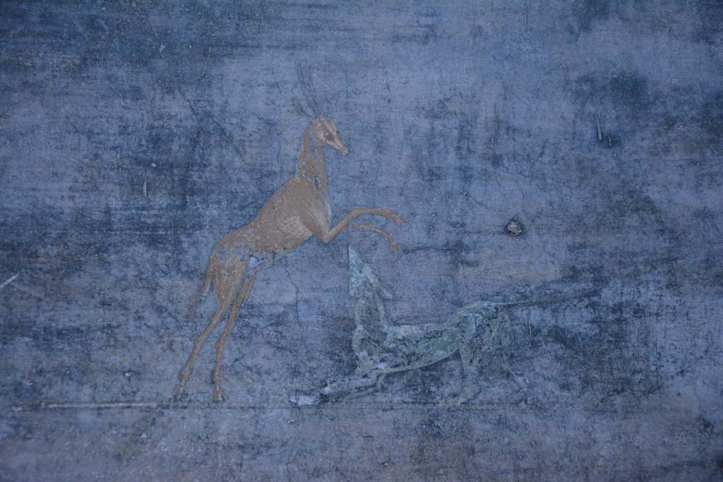 V.4.a Pompeii. March 2018. Room ‘b’, detail of painted deer and dog from centre of second panel from west side on north wall.  
Foto Annette Haug, ERC Grant 681269 DÉCOR.