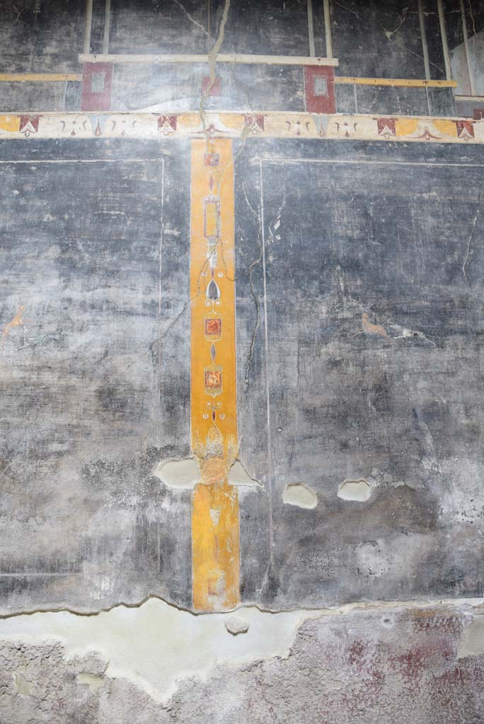 V.4.a Pompeii. March 2018. 
Room ‘b’, lower north wall with yellow painted panel separating two central panels.
Foto Annette Haug, ERC Grant 681269 DÉCOR.