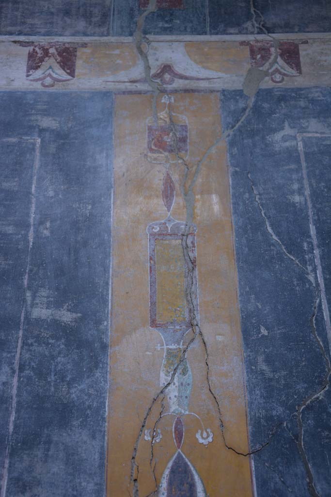 V.4.a Pompeii. March 2018. 
Room ‘b’, detail from top of yellow painted panel separating two central panels on north wall.
Foto Annette Haug, ERC Grant 681269 DÉCOR
