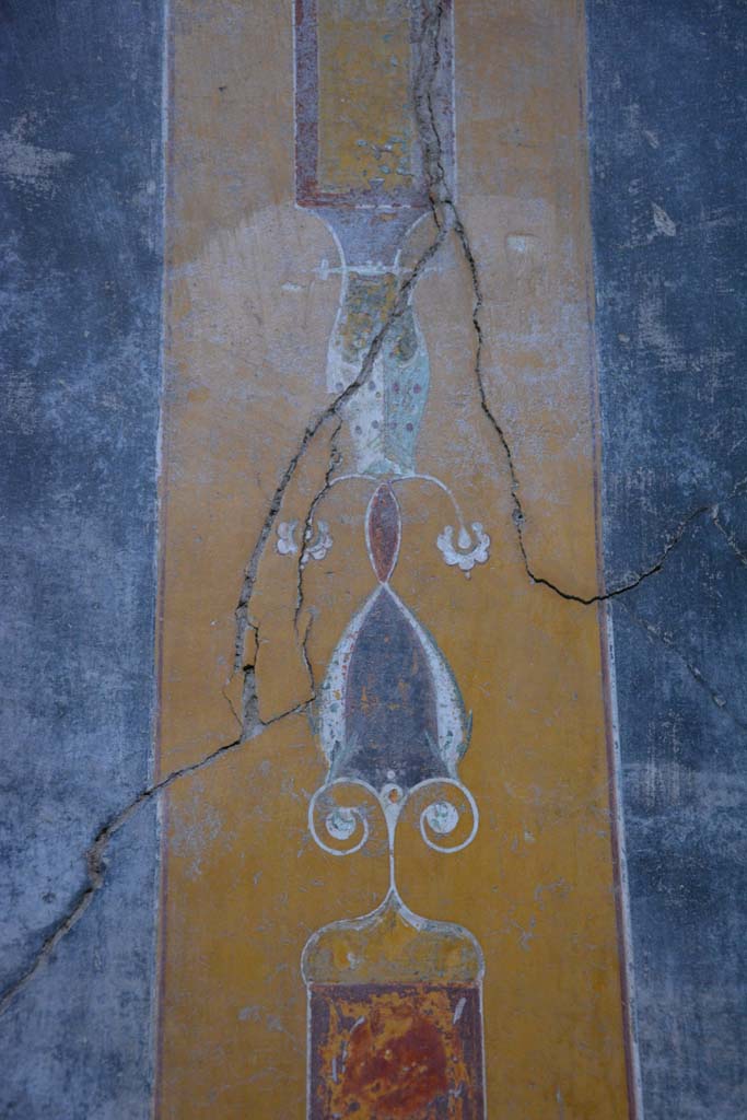 V.4.a Pompeii. March 2018. 
Room ‘b’, continuing detail from yellow painted panel separating two central panels on north wall.
Foto Annette Haug, ERC Grant 681269 DÉCOR