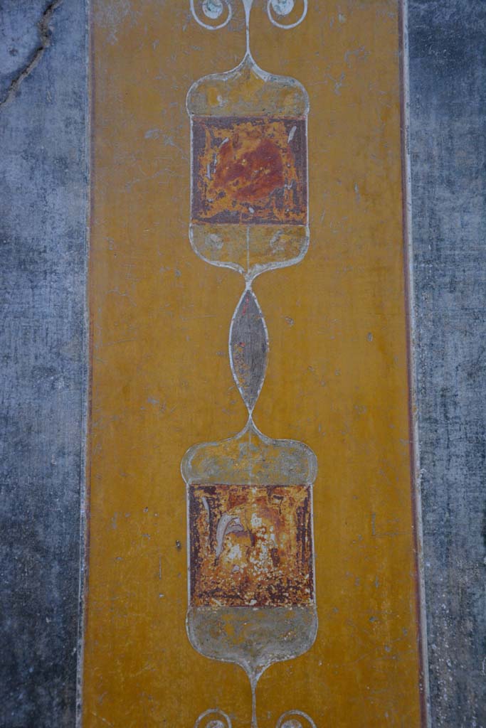 V.4.a Pompeii. March 2018. 
Room ‘b’, continuing detail from yellow painted panel separating two central panels on north wall.
Foto Annette Haug, ERC Grant 681269 DÉCOR