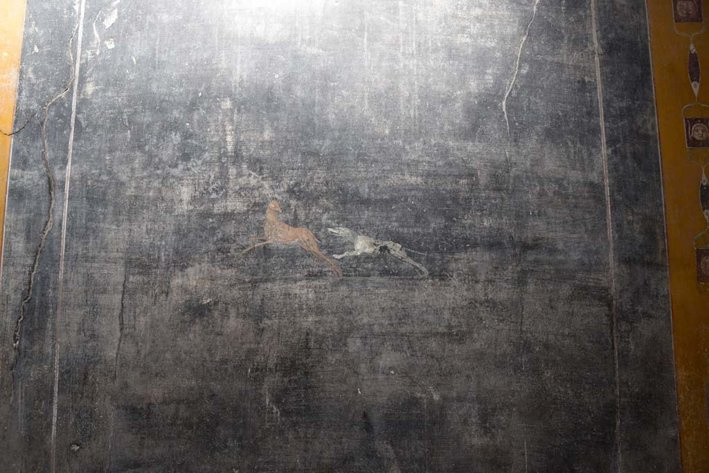 V.4.a Pompeii. March 2018. Room ‘b’, painted dog chasing a deer from panel on right of centre of north wall. 
Foto Annette Haug, ERC Grant 681269 DÉCOR.
