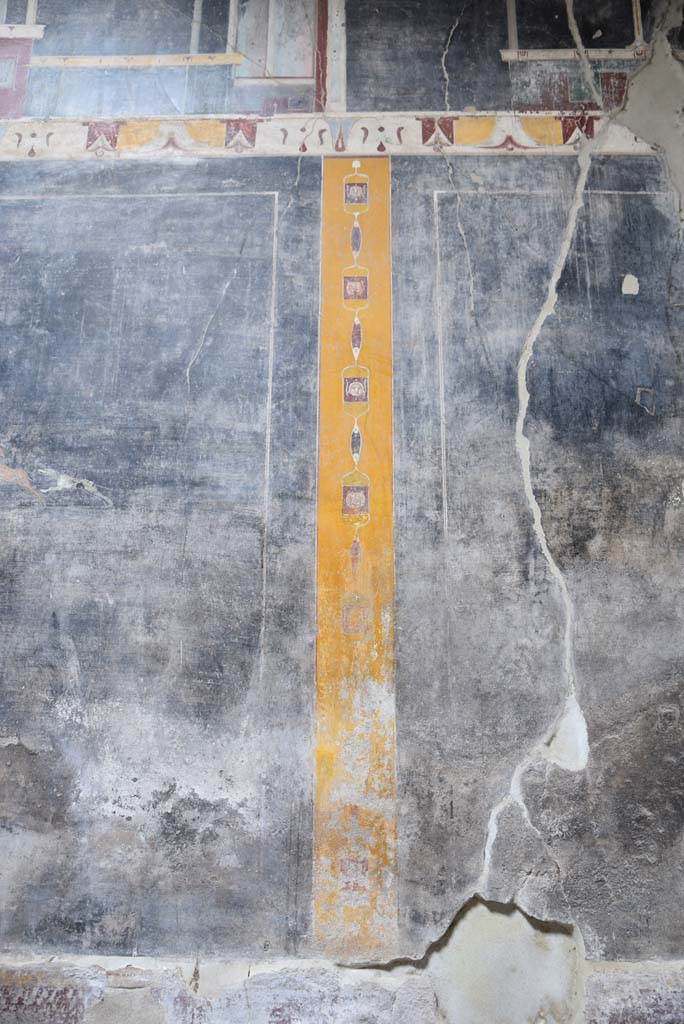 V.4.a Pompeii. March 2018. 
Room ‘b’, painted panel on east side of one of two central panels on north wall. 
Foto Annette Haug, ERC Grant 681269 DÉCOR.