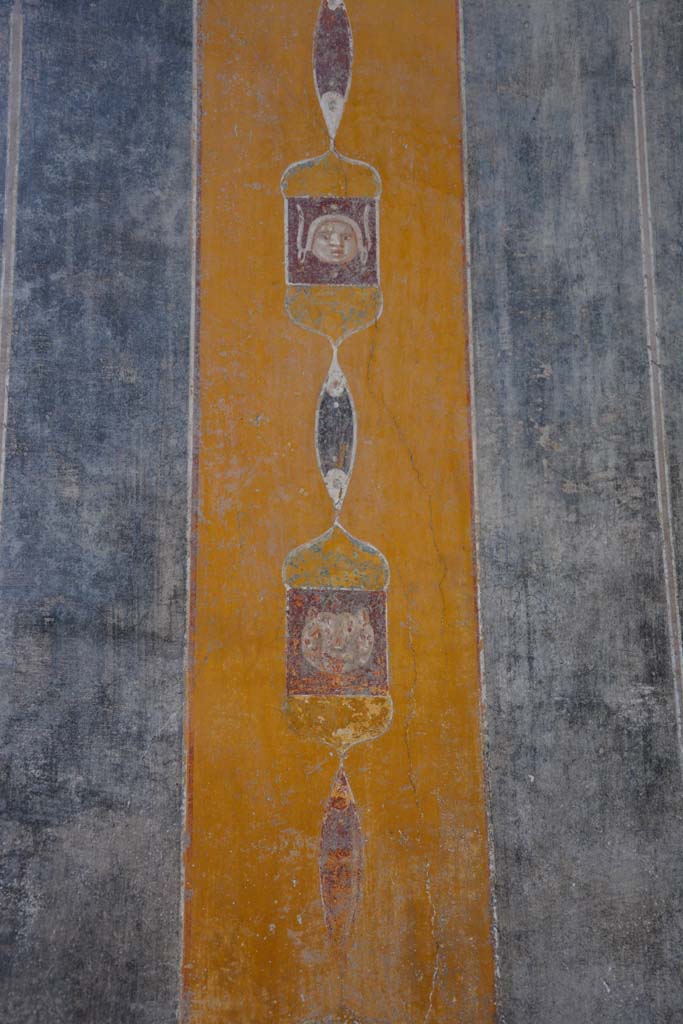V.4.a Pompeii. March 2018. 
Room ‘b’, detail from painted panel separating third and fourth panels on north wall. 
Foto Annette Haug, ERC Grant 681269 DÉCOR.