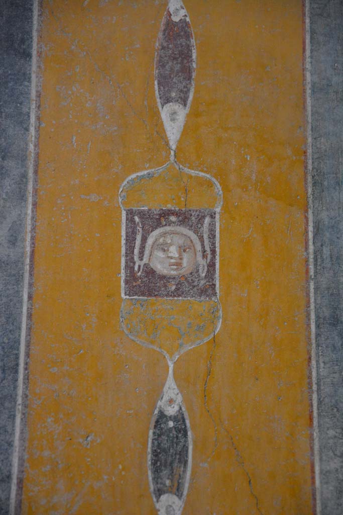 V.4.a Pompeii. March 2018. 
Room ‘b’, detail from painted panel separating third and fourth panels on north wall. 
Foto Annette Haug, ERC Grant 681269 DÉCOR.