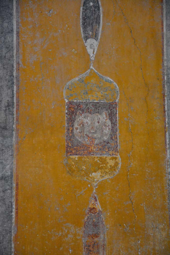 V.4.a Pompeii. March 2018. 
Room ‘b’, detail from painted panel separating third and fourth panels on north wall. 
Foto Annette Haug, ERC Grant 681269 DÉCOR.
