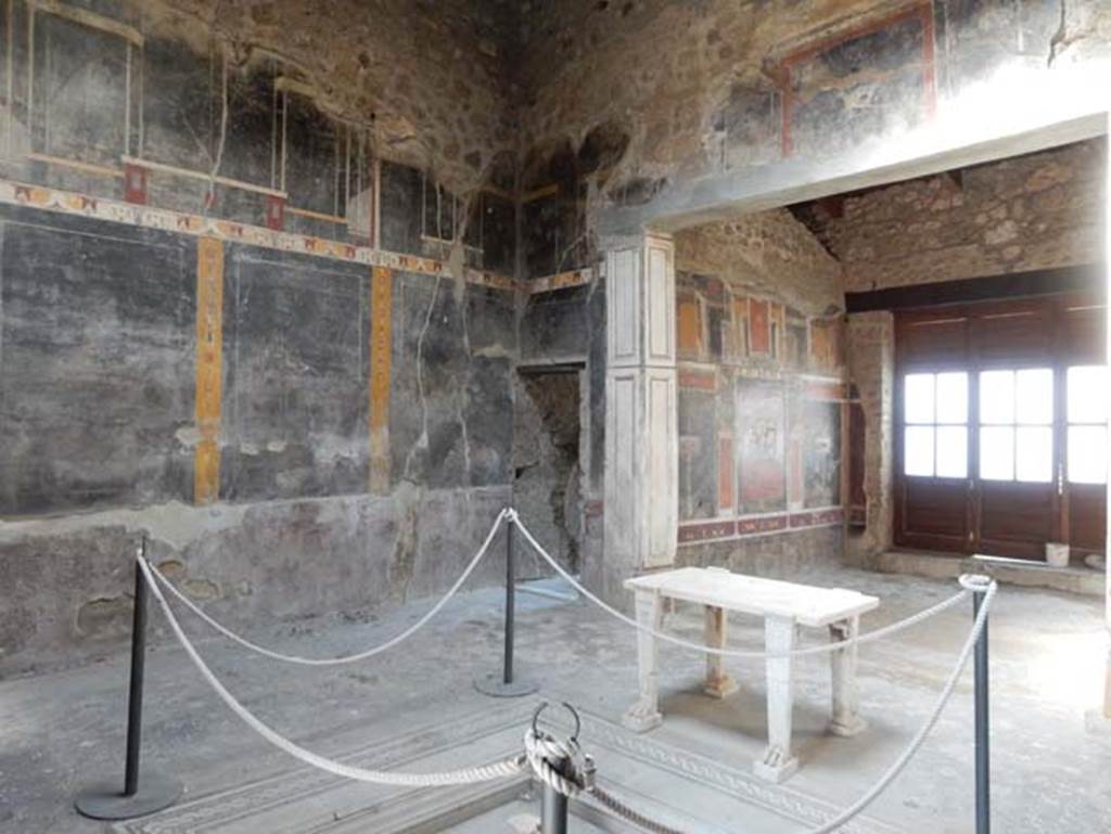 V.4.a, Pompeii. May 2018. Looking north-east across atrium, with tablinum, on right.
Photo courtesy of Buzz Ferebee.