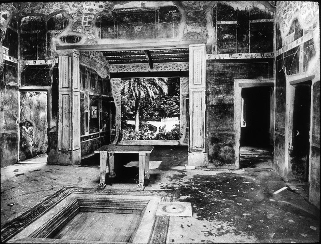V.4.a Pompeii. Looking east across atrium towards corridor leading to garden area, on left, tablinum, in centre, and doorway to cubiculum, on right.
Photo by permission of the Institute of Archaeology, University of Oxford. File name instarchbx202im 029. Source ID. 44510.
See photo on University of Oxford HEIR database