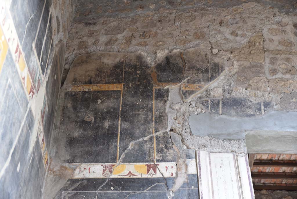 V.4.a Pompeii. March 2018. Room ‘b’, upper north-east corner above doorway to corridor ‘k’.
Foto Annette Haug, ERC Grant 681269 DÉCOR.