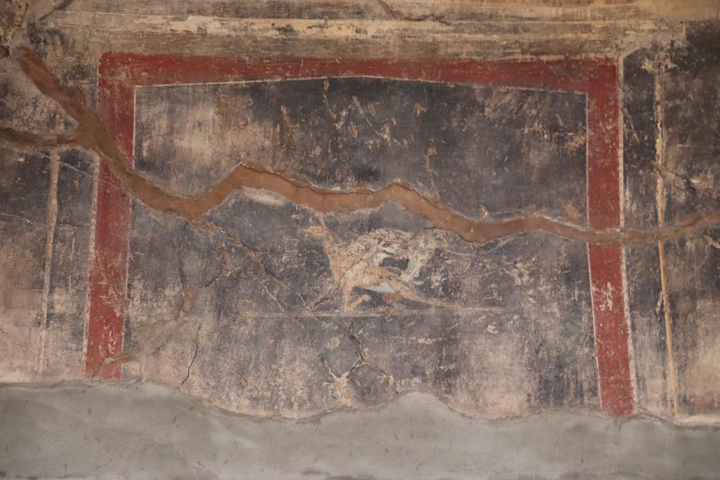 V.4.a Pompeii. October 2023. 
Room ‘b’, painted decoration from upper east wall in centre above opening into tablinum. Photo courtesy of Klaus Heese.