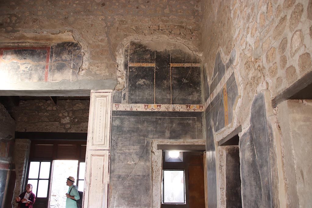 V.4.a Pompeii. October 2024. Room ‘b’, upper east wall in south-east corner. Photo courtesy of Klaus Heese.