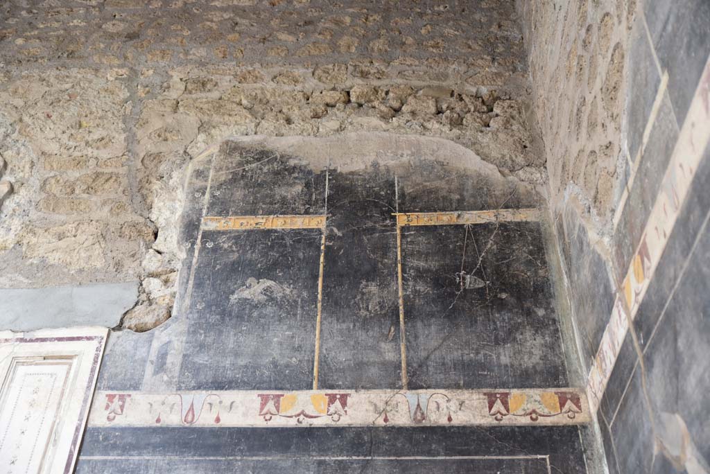 V.4.a Pompeii. March 2018. Room ‘b’, upper east wall in south-east corner. 
Foto Annette Haug, ERC Grant 681269 DÉCOR.
