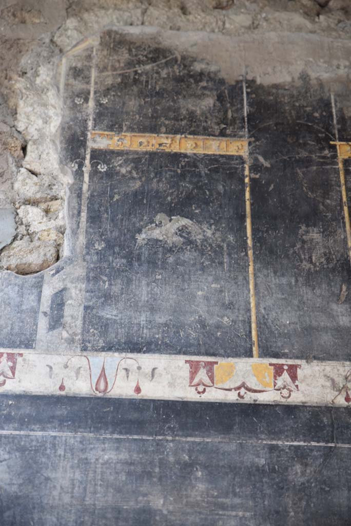 V.4.a Pompeii. March 2018. Room ‘b’, detail from upper east wall in south-east corner. 
Foto Annette Haug, ERC Grant 681269 DÉCOR.