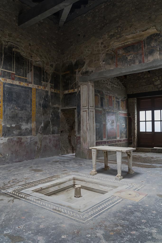 V.4.a Pompeii. March 2023. 
Atrium ‘b’, north-east corner with doorway to corridor ‘k’, and tablinum ‘h’.
Photo courtesy of Johannes Eber.